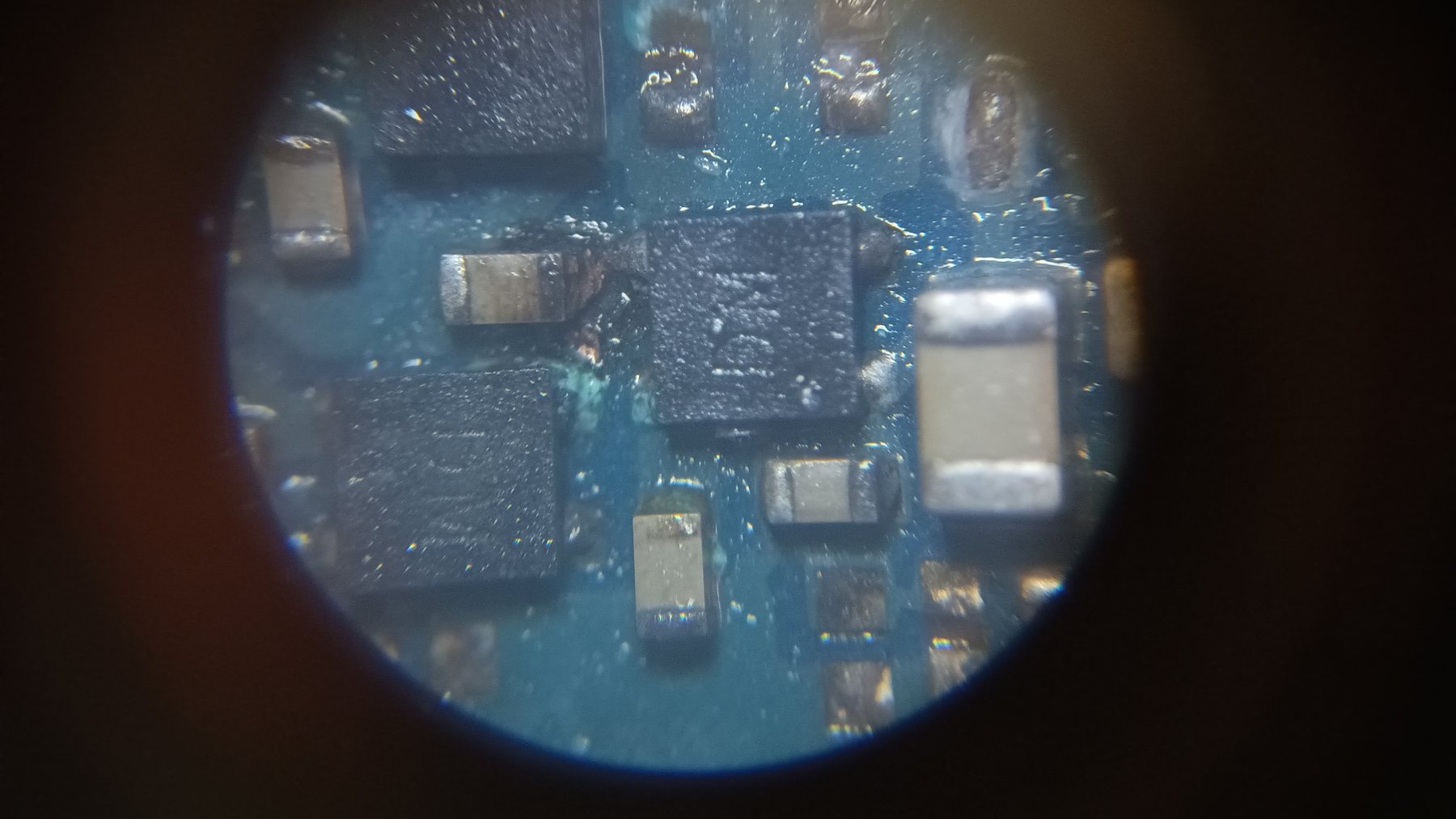 Placa eletrônica observada ao microscópio em imagem pública da Careca's Infotec no Google