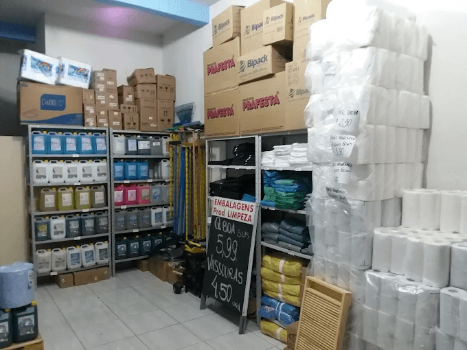 Estoque de papéis, sacos e materiais