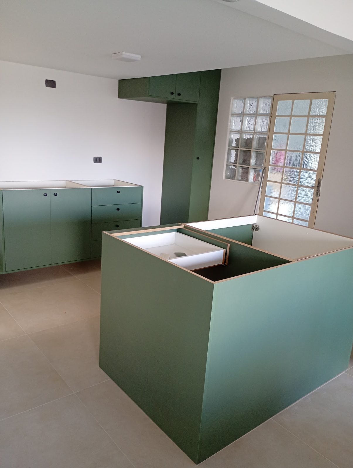 Cozinha planejada em MDF verde fosco com ilha central