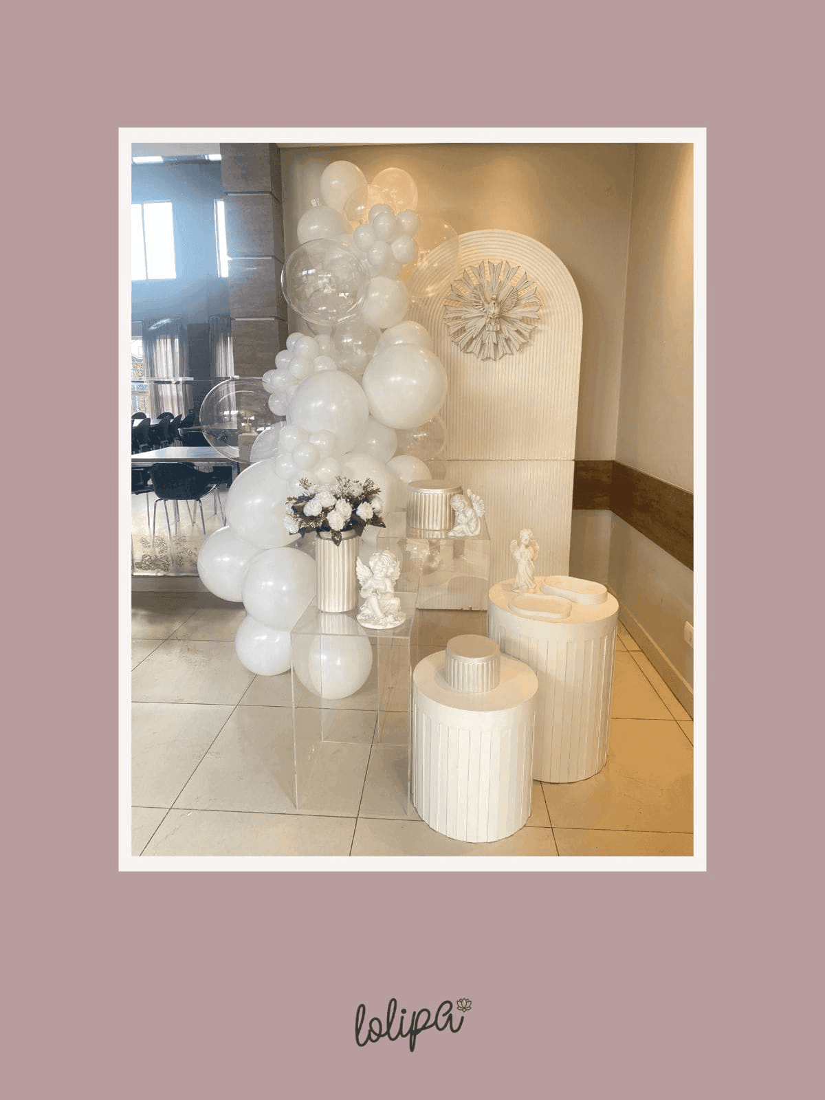 Decoração elegante em tons claros para celebrações especiais