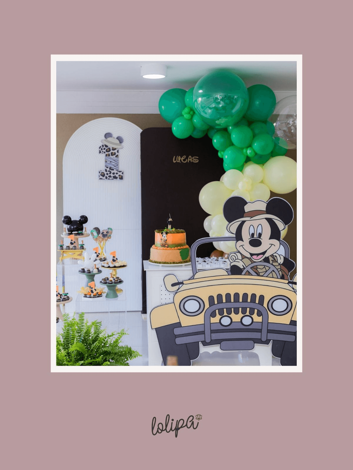 Decoração infantil com balões e elementos personalizados